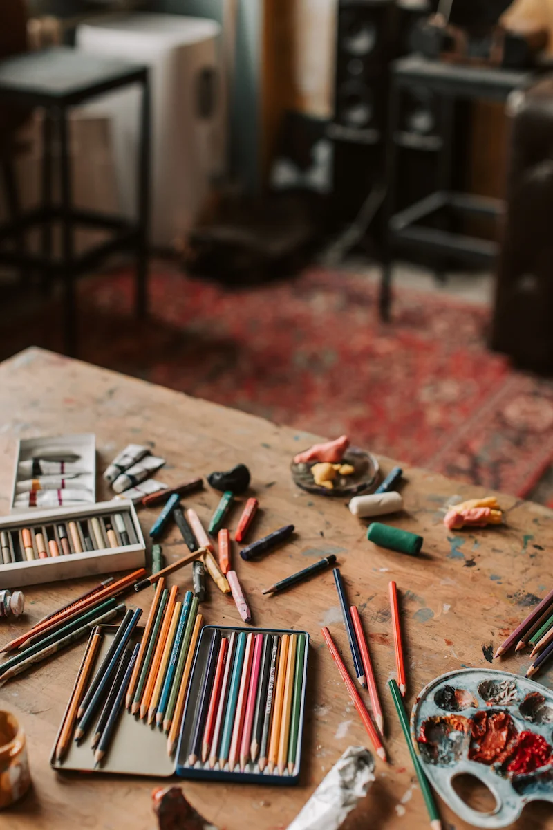 Gros plan sur des pointes de crayons de couleur, outils de création utilisés en séance d'art-thérapie.